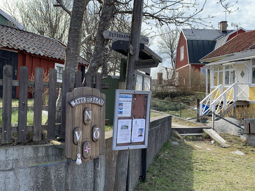 Skylten anger vilken brygga turbåten avgår ifrån. 