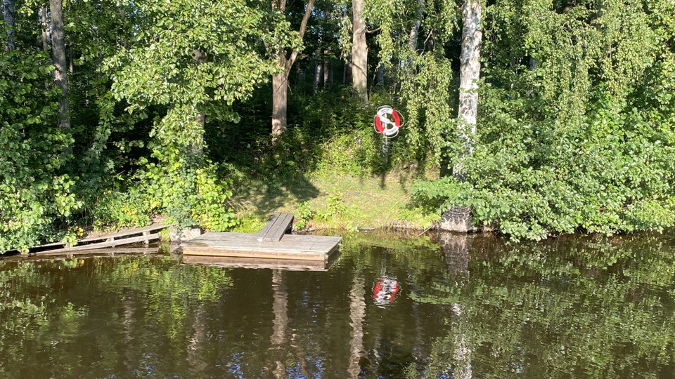 Bryggan finns på kanalens vänstra sida