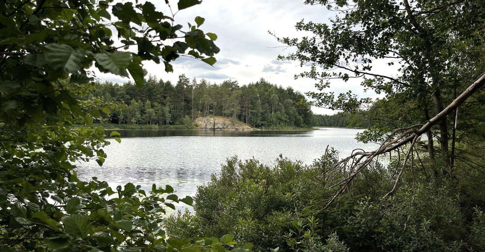 Nedre Långsjön nära vindskydd och bänkbord.
Etapp: Rimforsa - Sätravallen
Linköpings kommun
