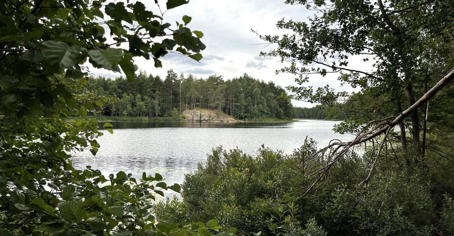 Nedre Långsjön nära vindskydd och bänkbord.
Etapp: Rimforsa - Sätravallen
Linköpings kommun