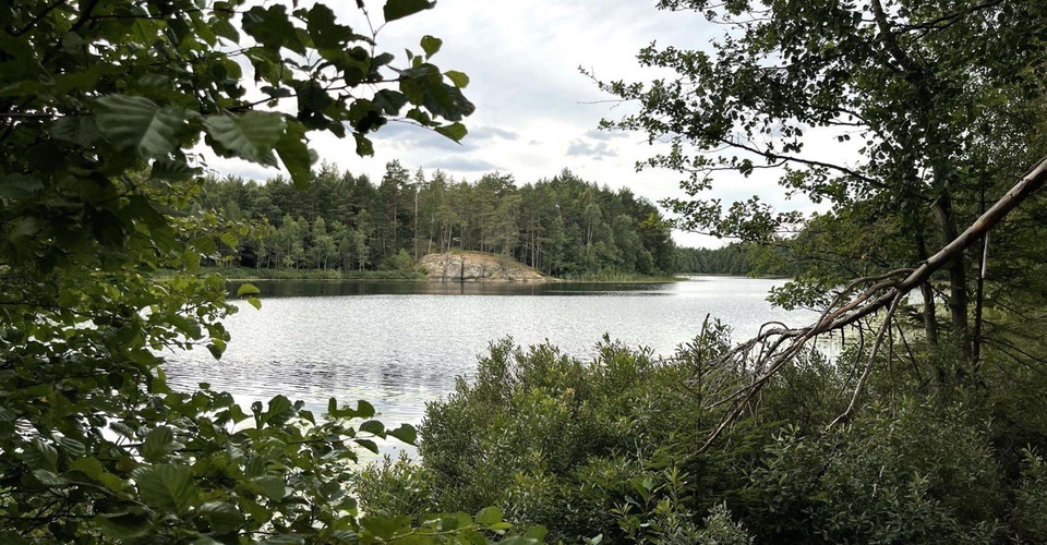 Nedre Långsjön nära vindskydd och bänkbord.
Etapp: Rimforsa - Sätravallen
Linköpings kommun