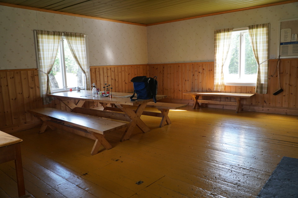 Inne i huvudstugan