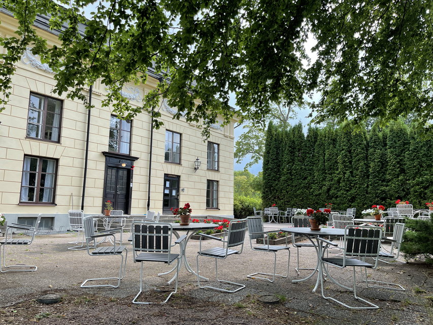 Slottskaféets lummiga uteplats.