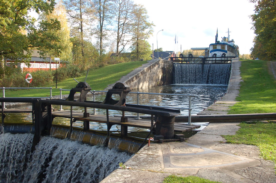 Slussar Hjälmare kanal