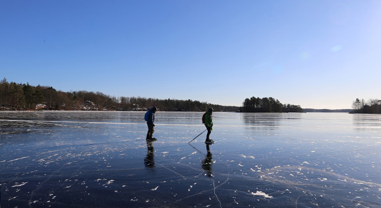 Långfärdsskridskor på isbelagd sjö.