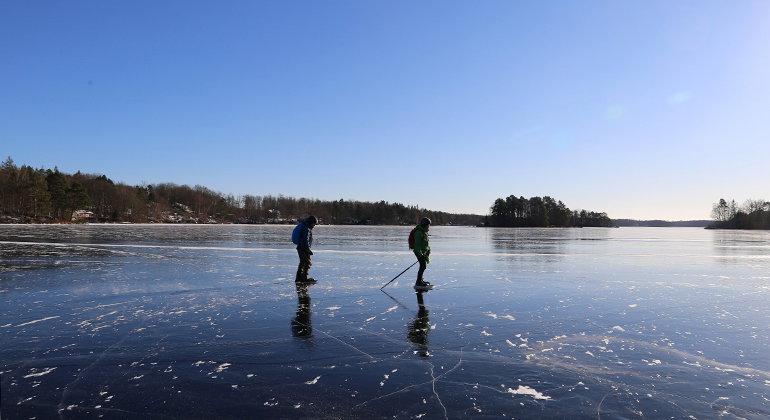 Långfärdsskridskor på isbelagd sjö.