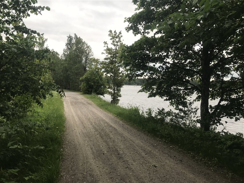 cykelväg bredvid sjö