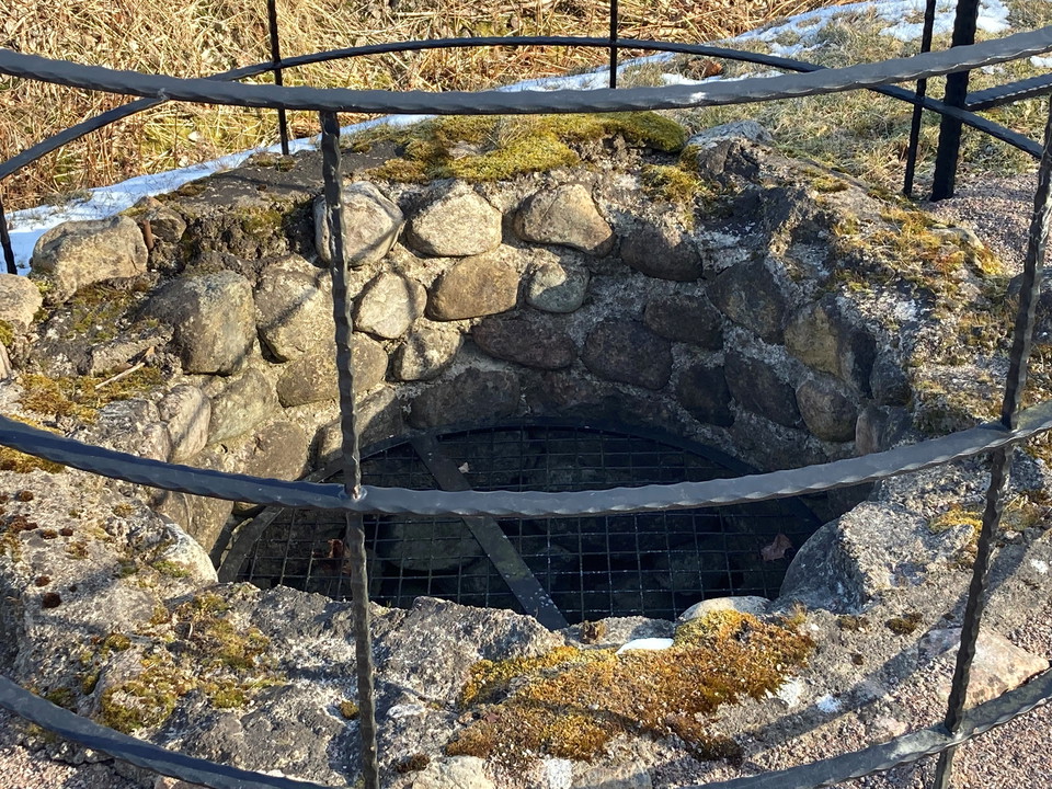 Den berömda offerkällan i Edestad