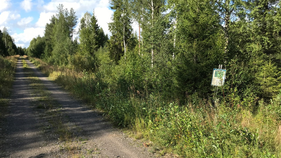 Informationsskylt vid skogsbilväg sydväst om gränsen.