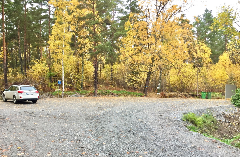 Parkering med informationsskylt. Foto: Mats Larshagen.