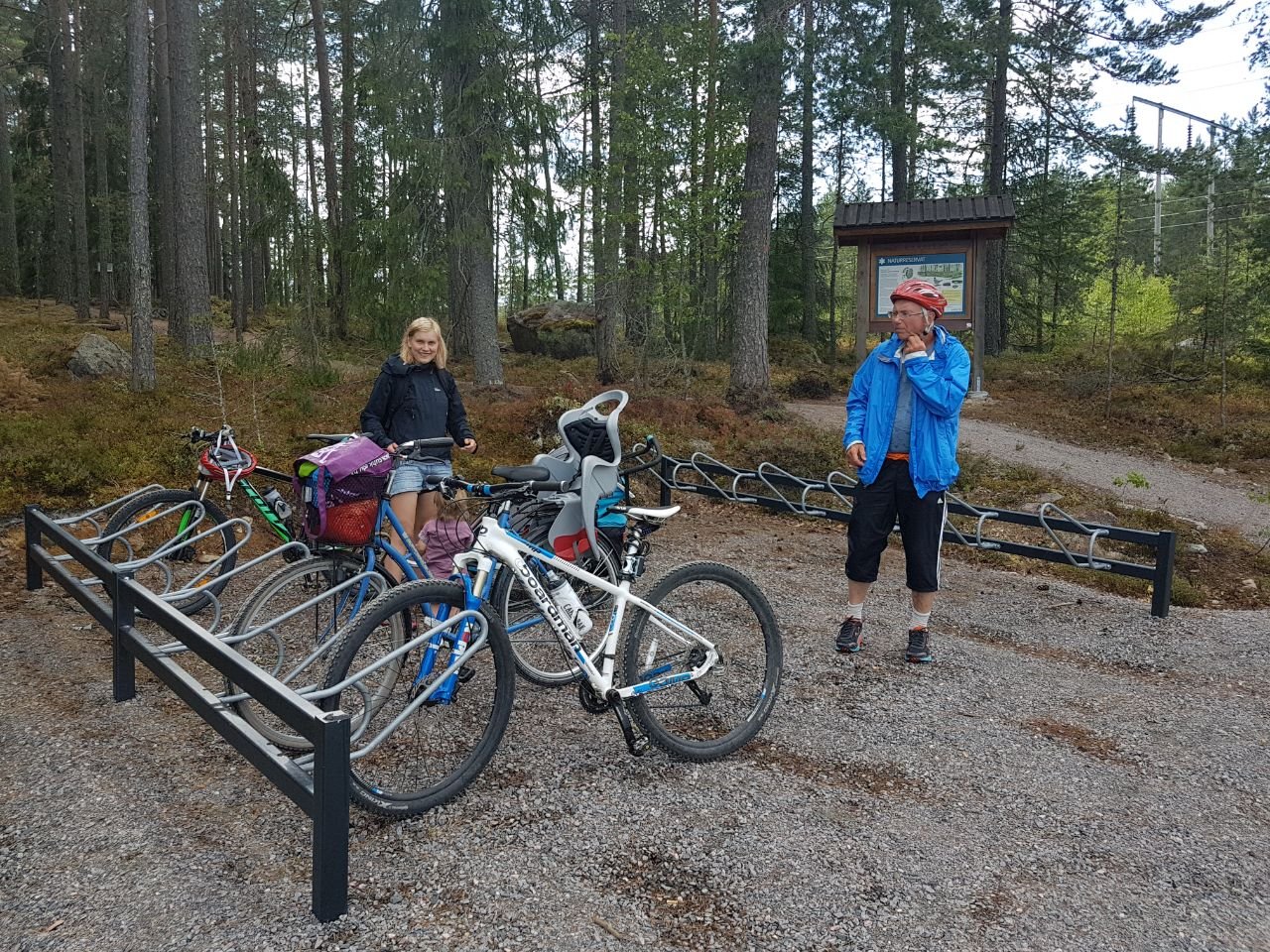 Cykelställ vid entrén till Sanders Gammelskog
