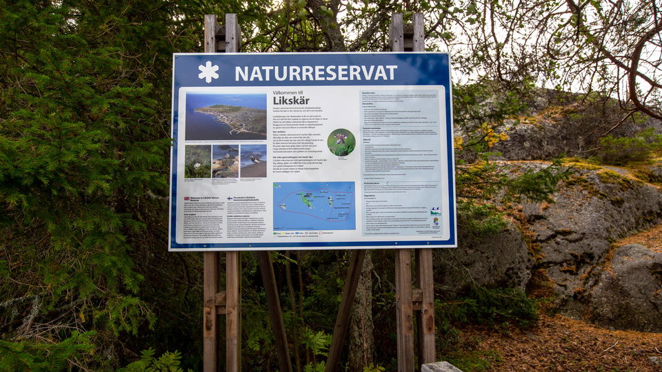 En informationsskylt med text och bilder.