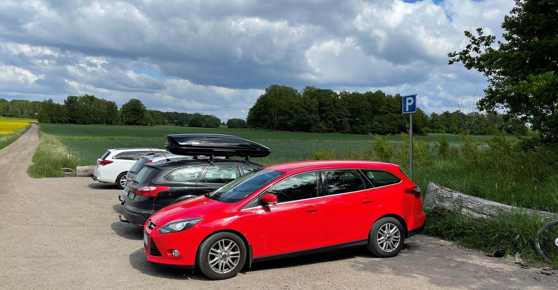 Liten parkering i anslutning till rundslingan Ullabergs och Mossens våtmarker.
Linköping