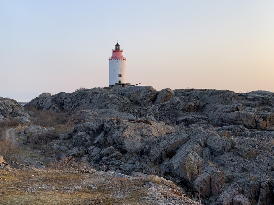 Landsorts fyr, Sveriges äldsta fyr och ett välkänt landmärke. 