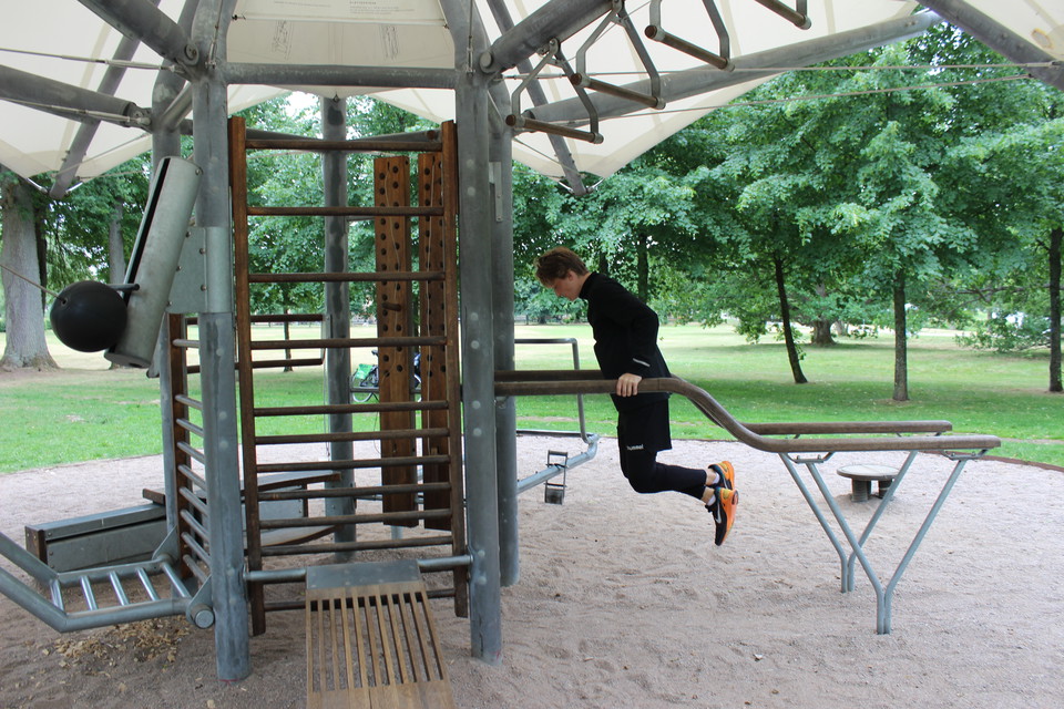 Utegym med tak och belysning