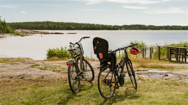 Discover Duse Udde by Vänern beach with fun activities for both young and old. Bring the picnic basket!