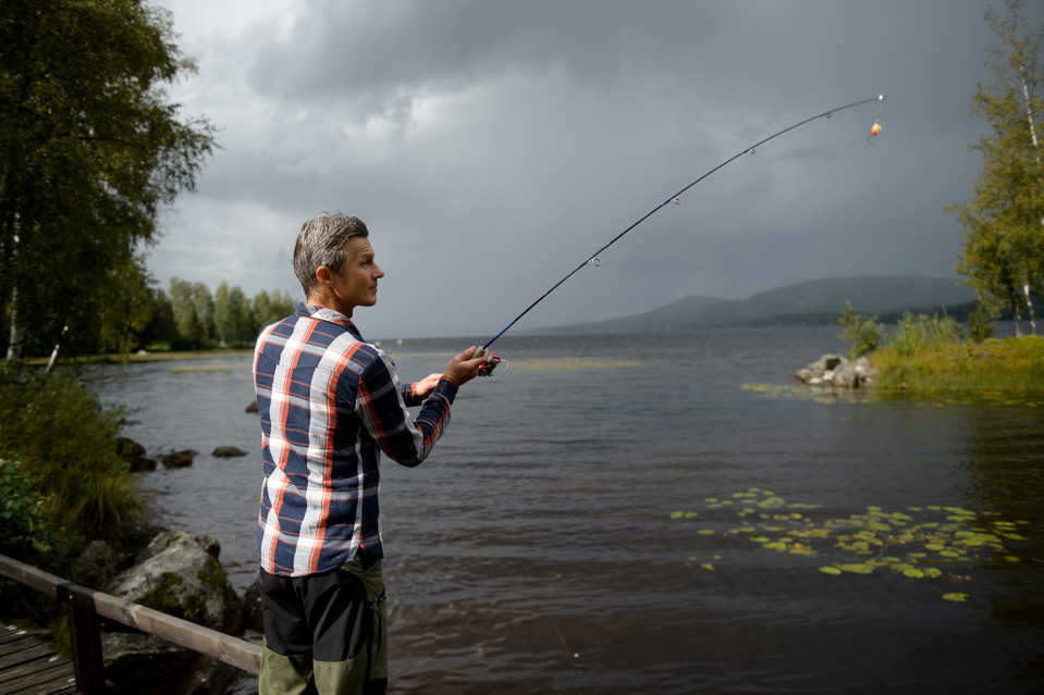 En fiskare som får ett stadsnära napp