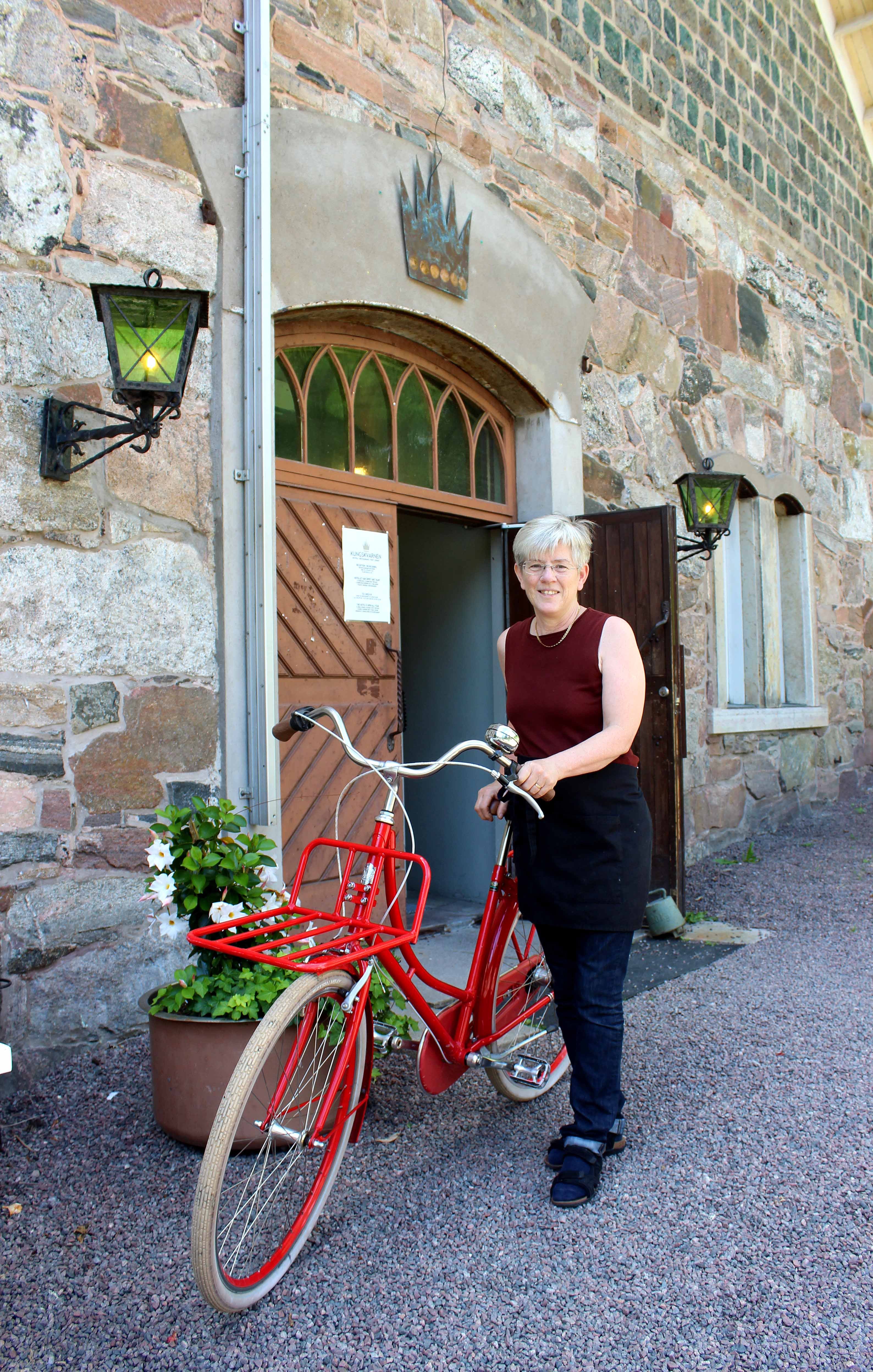 Anki med sin tjänstecykel utanför restaurangen vid Kvarnen i Borgvik