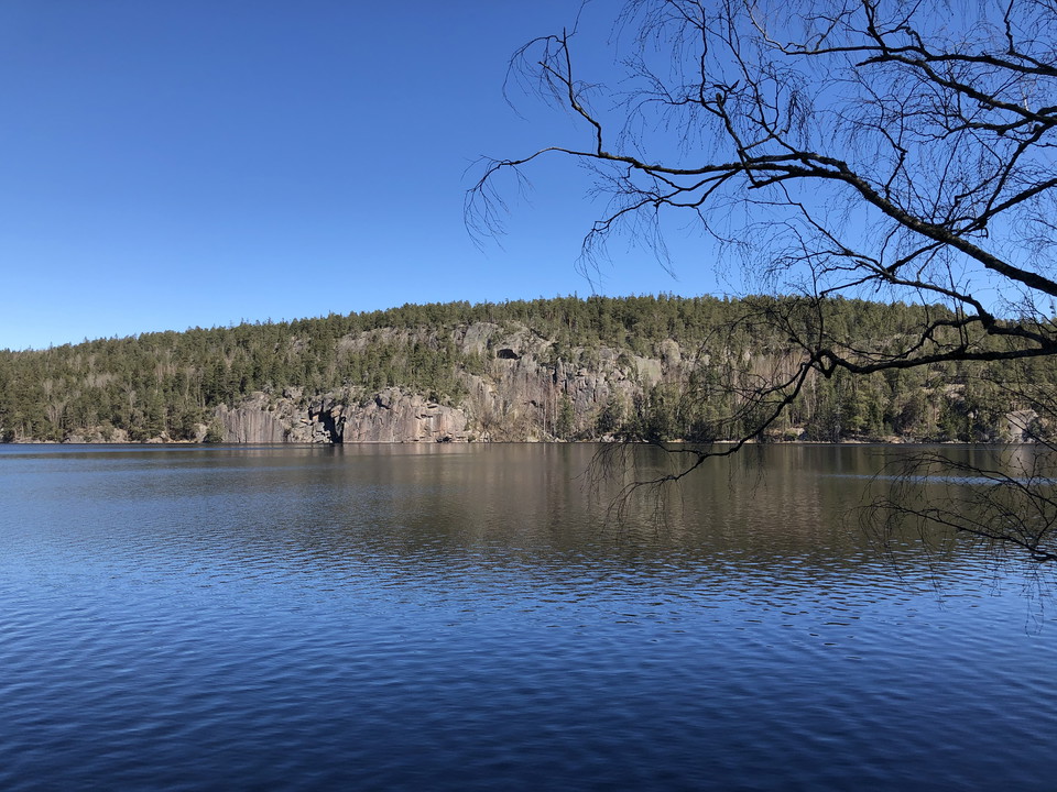 Ågelsjöns dramatiska klippor.