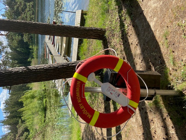 Räddningsboj i anslutning till hundbadplatsen. I bakgrunden finns båtplatser