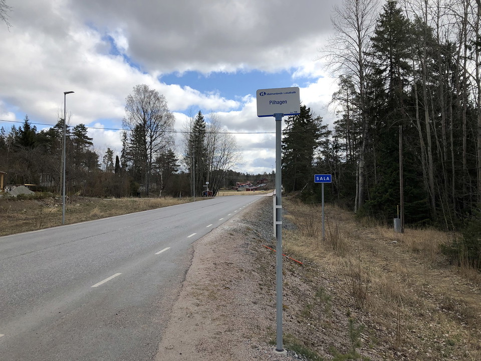 Busshållplats vid landsväg.