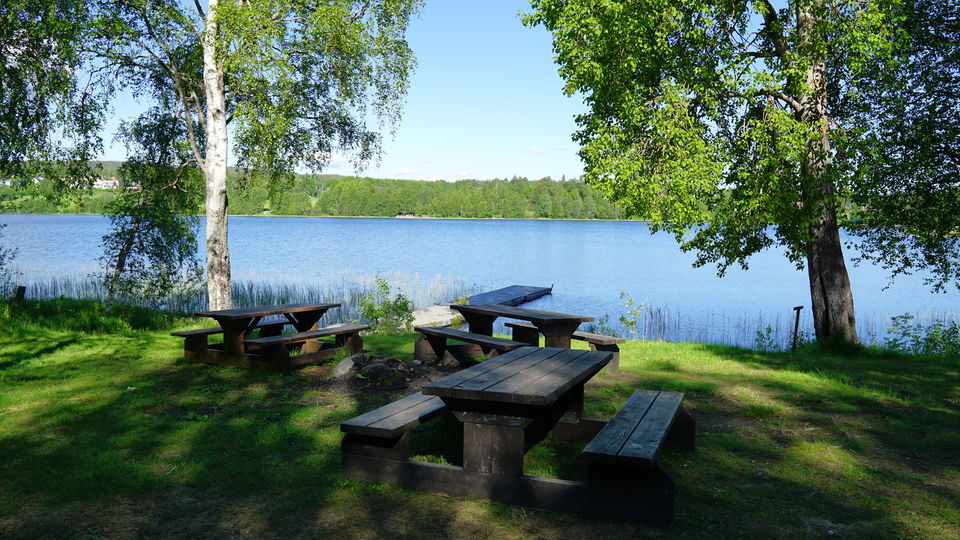 Rastplats längs med sjön