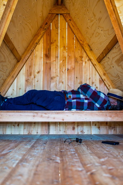 Man vilar på slaf i vindskyddet