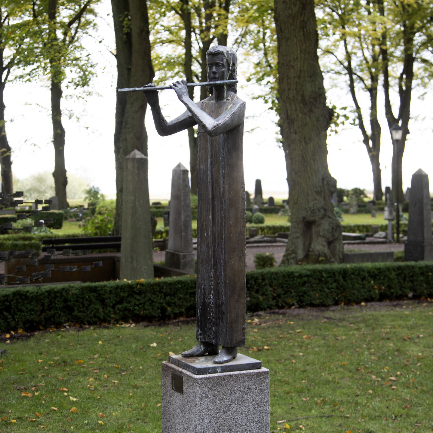 Flöjtspelaren & Judiska kyrkogården