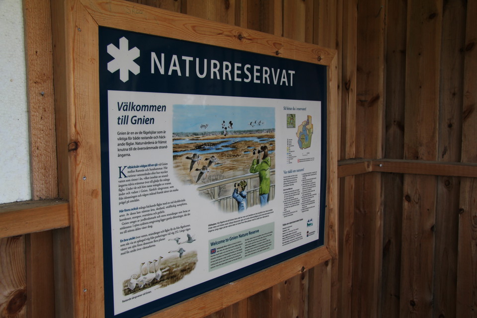 Informationstavla över naturreservatet.