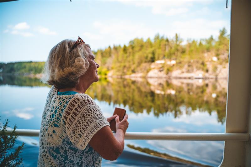 Dame som ser på utsikt