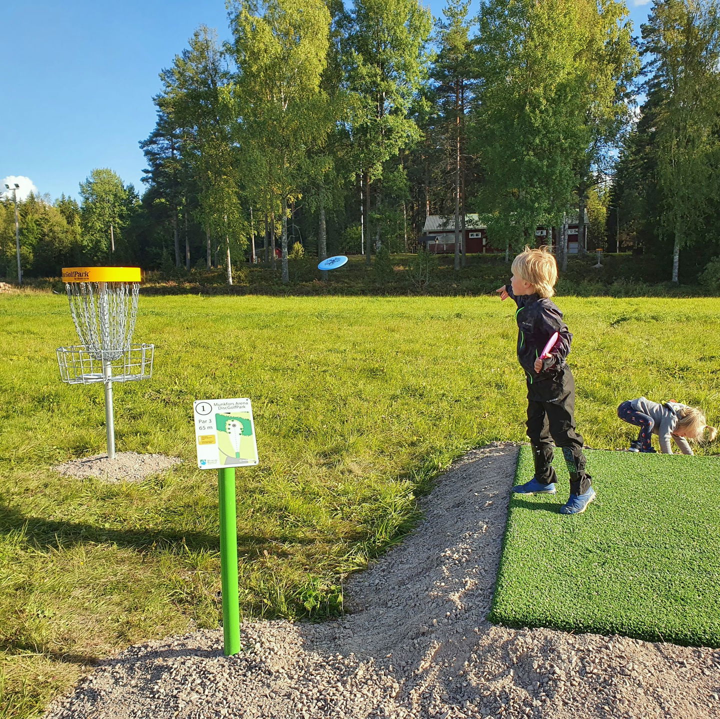 Kasta loss på Munkfors discgolfbana.