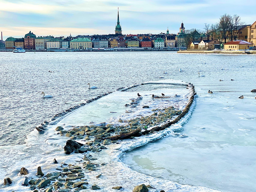 Ett skeppsvrak sticker upp ur isen och snön vid Skeppskyrkogården.