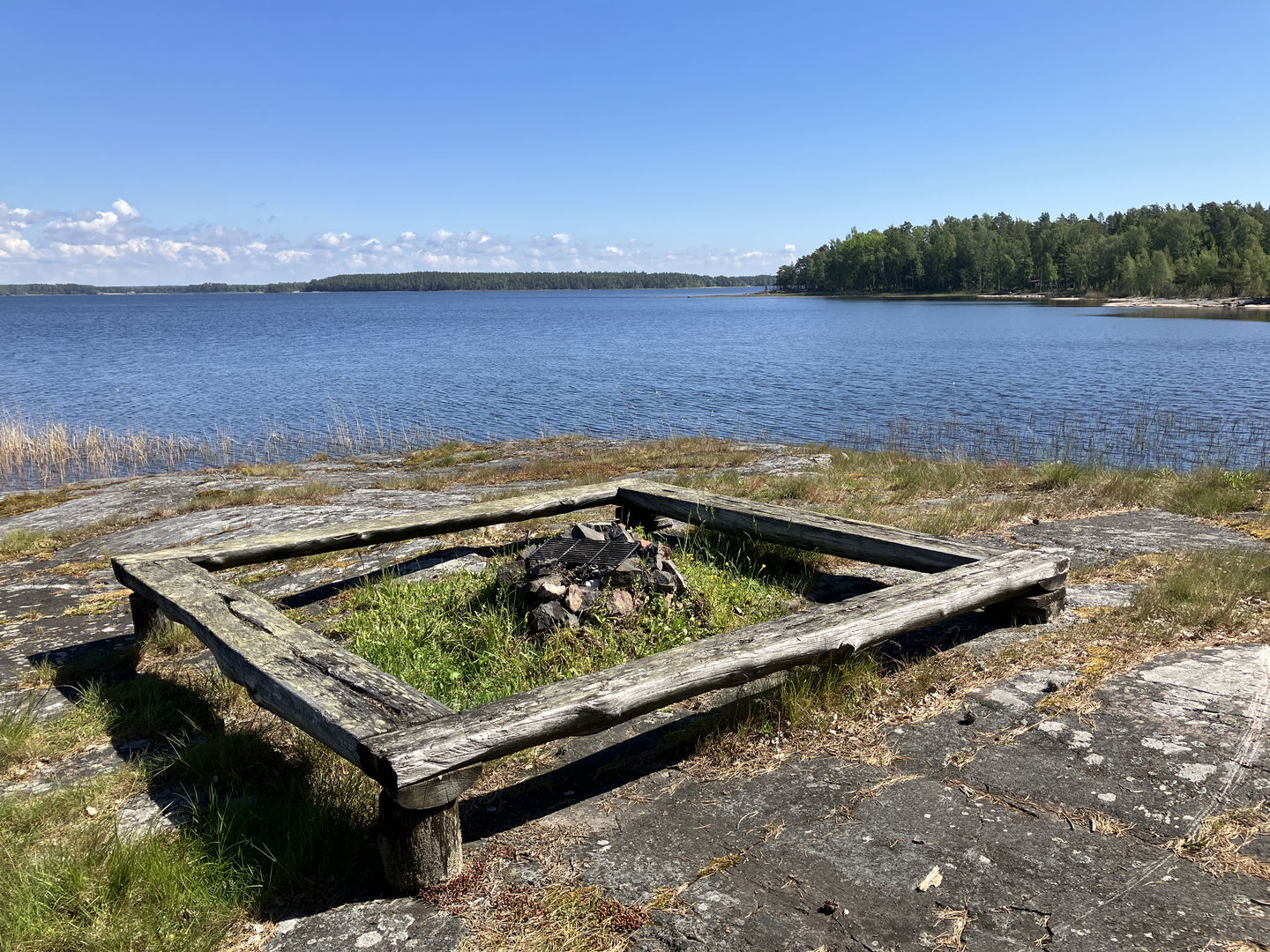 Grillplatsen på Kärrholmens nordöstra udde har vacker utsikt mot norr