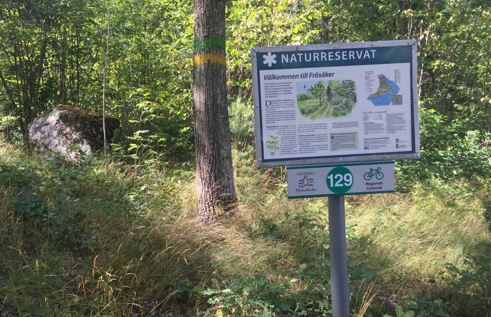 Informationstavla över naturreservatet.