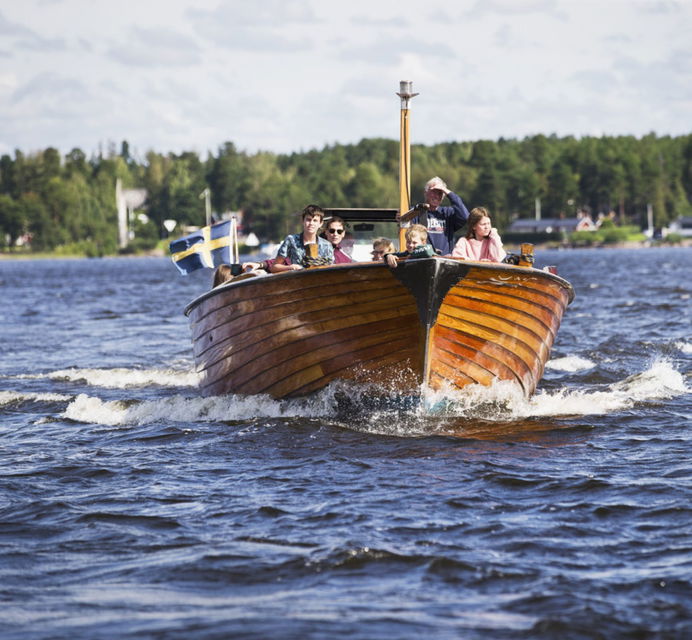 Se världens största Picassoskulptur från båtturen.