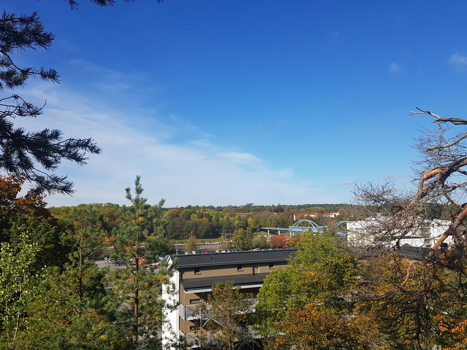 Utsikt över dalen där det i forna tider gick en farled för båtar och i nutid tåg.