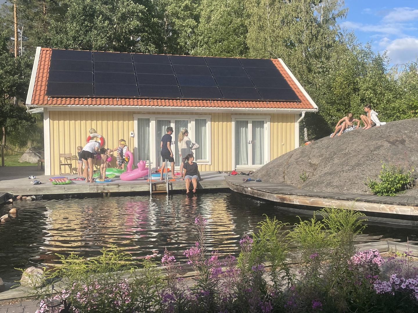 Bastuhuset med naturpool.
