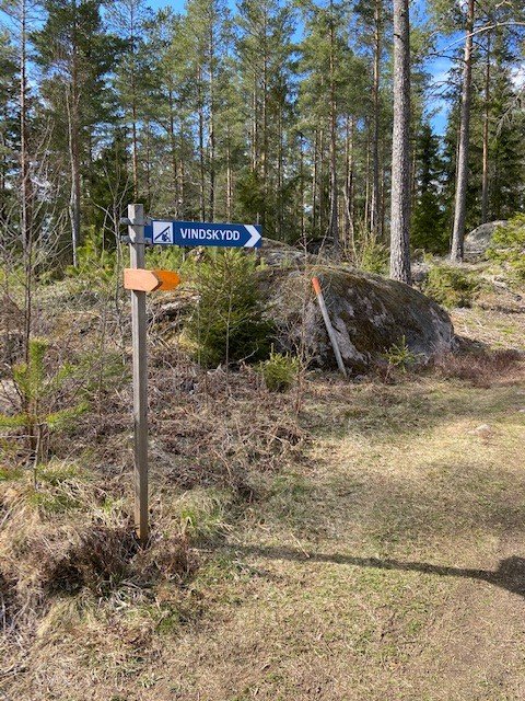 Bild på vägvisning till vindskydd Bleckenstad samt pilar för Östgötaleden