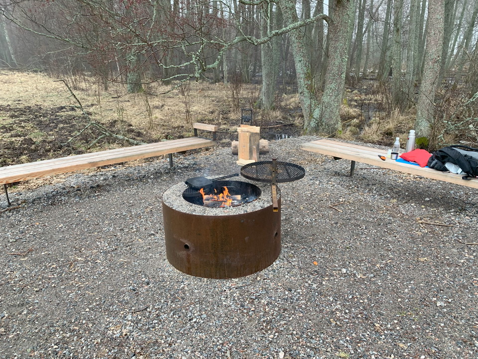 Grill vid den tillgänglighetsanpassade rastplatsen i naturreservatet Sandemar.