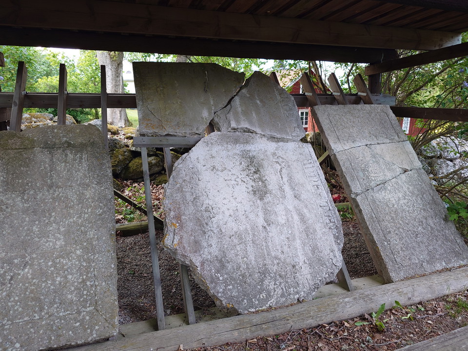 Runsten vid Össby kyrkoruin i Vallentuna