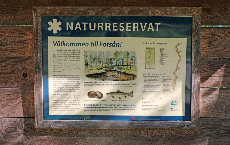 Informationstavla över naturreservatet.