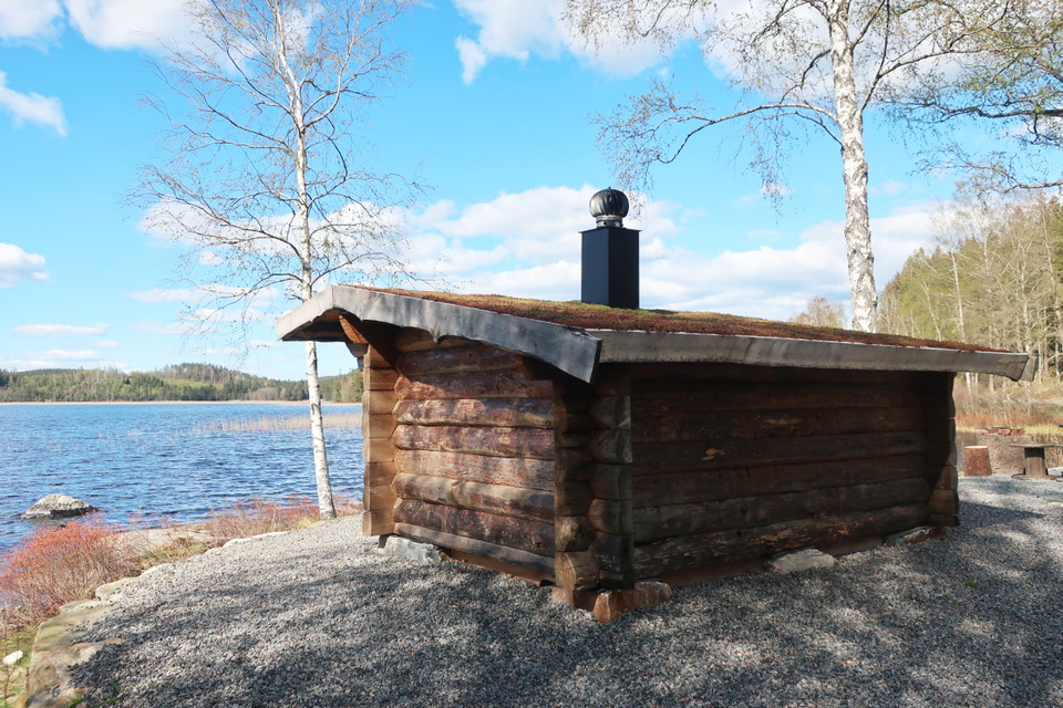 Vindskyddet med utsikt över Stora Sävsjön
