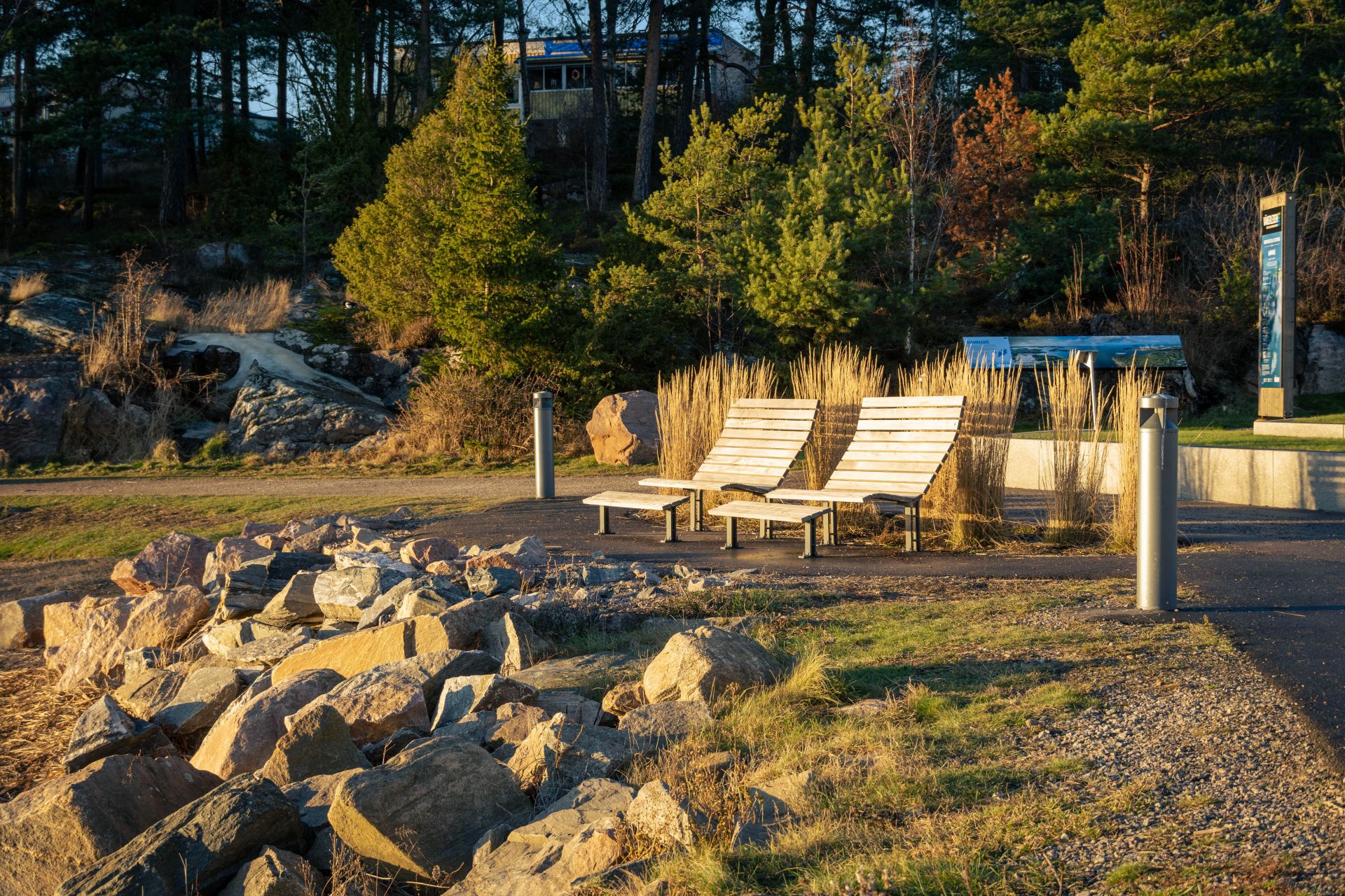 Bänkar i solen