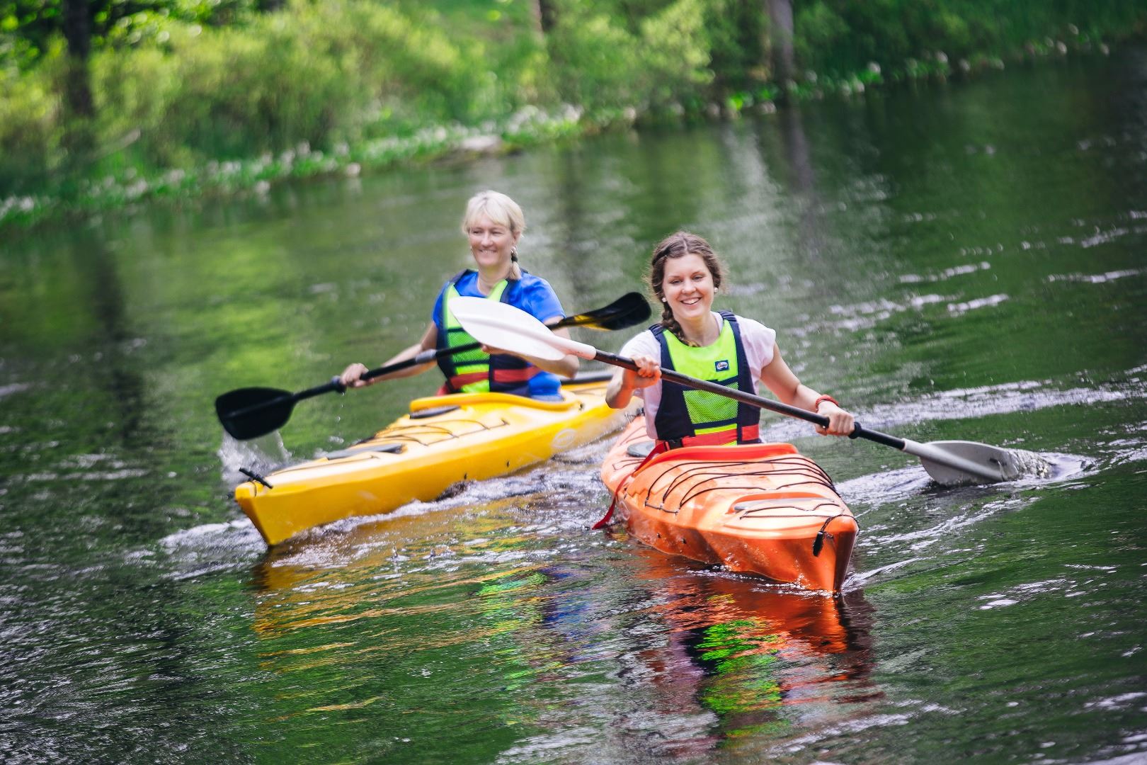 Paddla kanot på Högbo Canoe-Arena