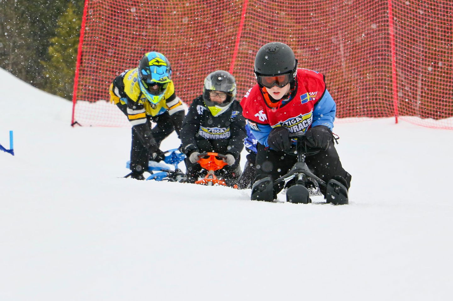 Barn som åker snowracer