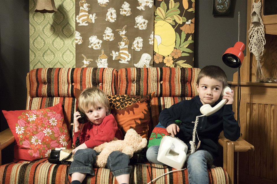 Barn leker i en soffa från sjuttiotalet