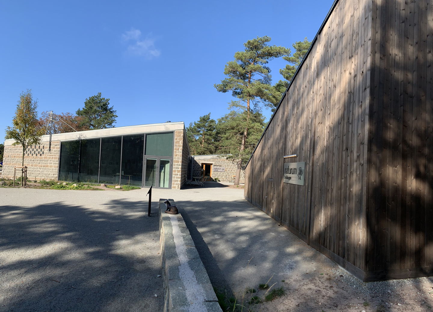 byggnaderna i naturum Trollskogen