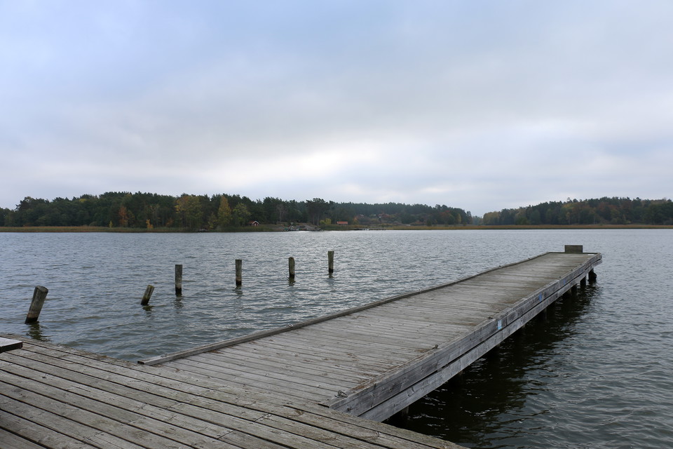 Båtbrygga i höstdis.