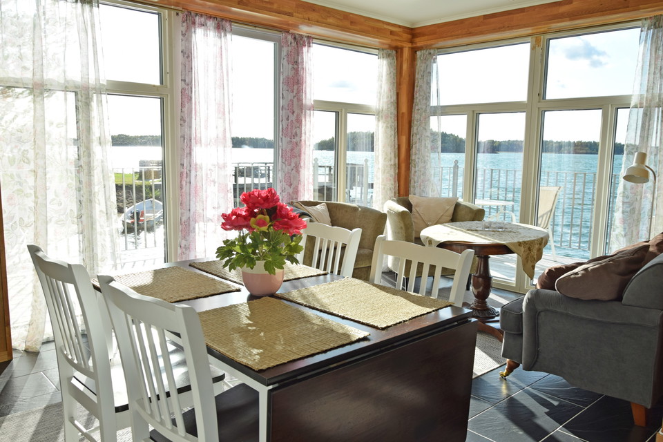 interiör med vattnutsikt