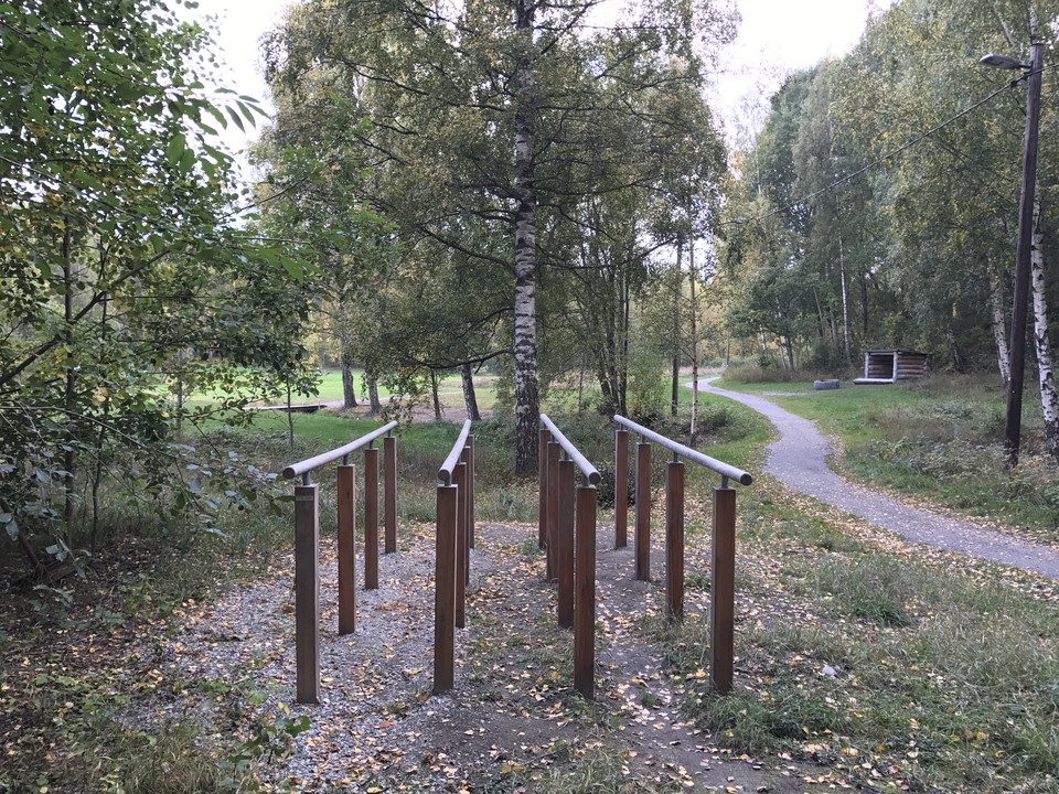 En hinderbana finns längs 2,5 km spåret